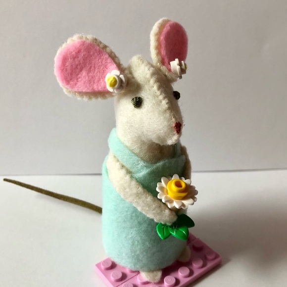 Lego lover Felt Mouse Art Doll Hand-sewn 4 inches tall Daisy aqua dress maniac - Picture 3 of 8